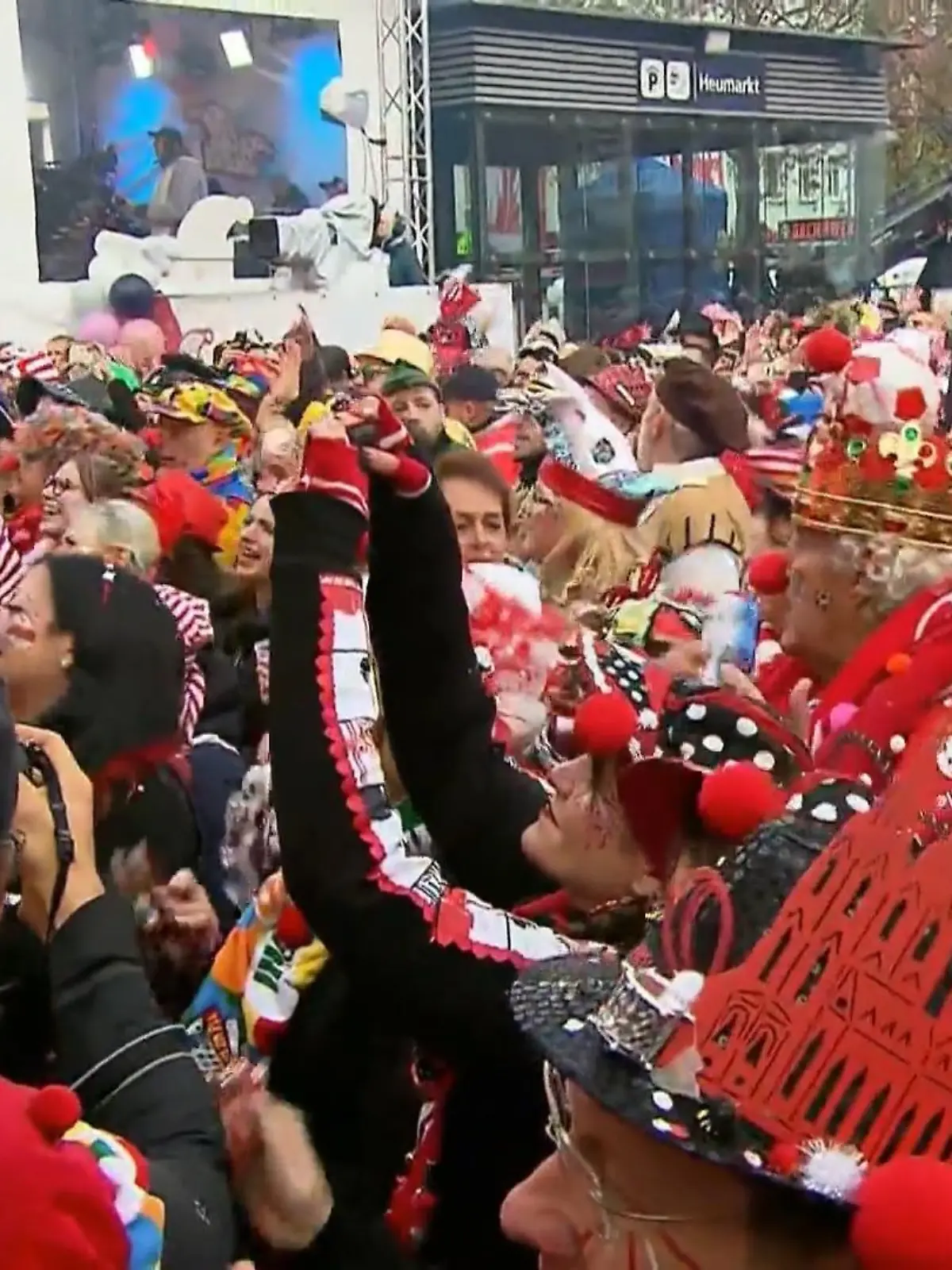 Bild zu: "Köln bereitet sich auf Karneval vor"
