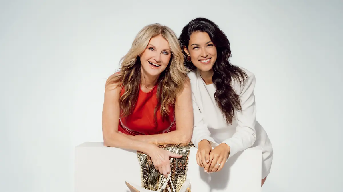 Frauke Ludowig und Rebecca Mir strahlen beim Fotoshooting