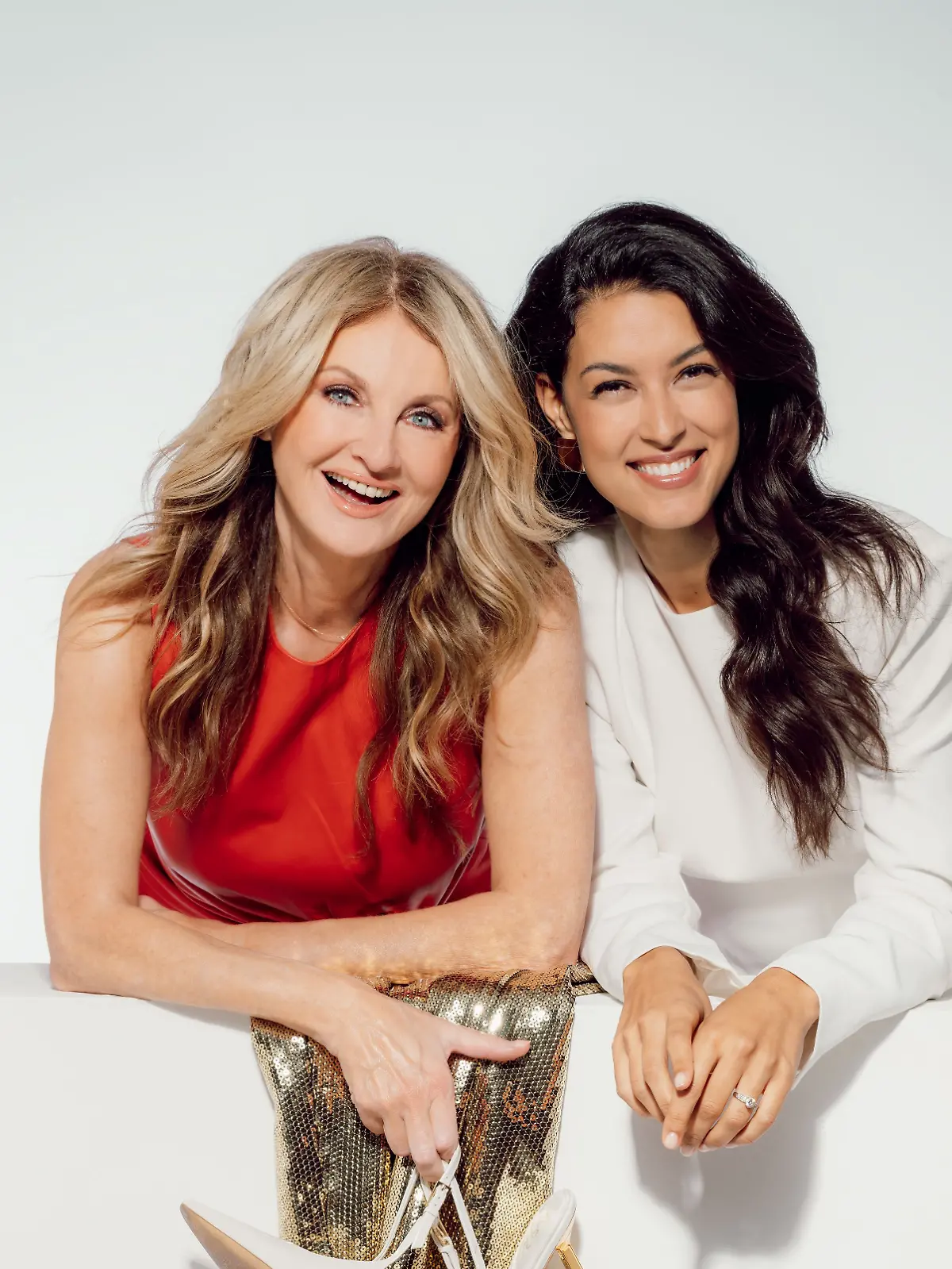 Frauke Ludowig und Rebecca Mir strahlen beim Fotoshooting