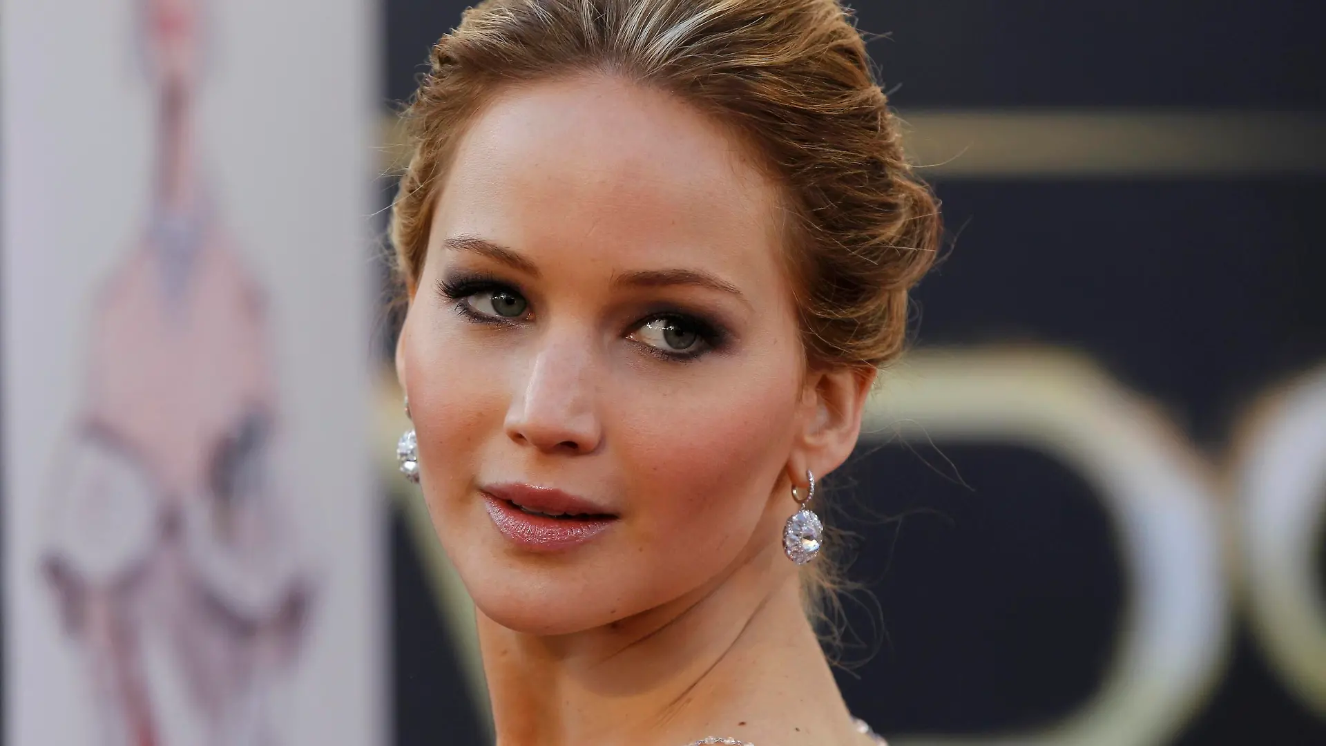 Jennifer Lawrence, best actress nominee for her role in the film "Silver Linings Playbook", arrives at the 85th Academy Awards in Hollywood, California February 24, 2013. REUTERS/Lucas Jackson (UNITED STATES TAGS:ENTERTAINMENT) (OSCARS-ARRIVALS)