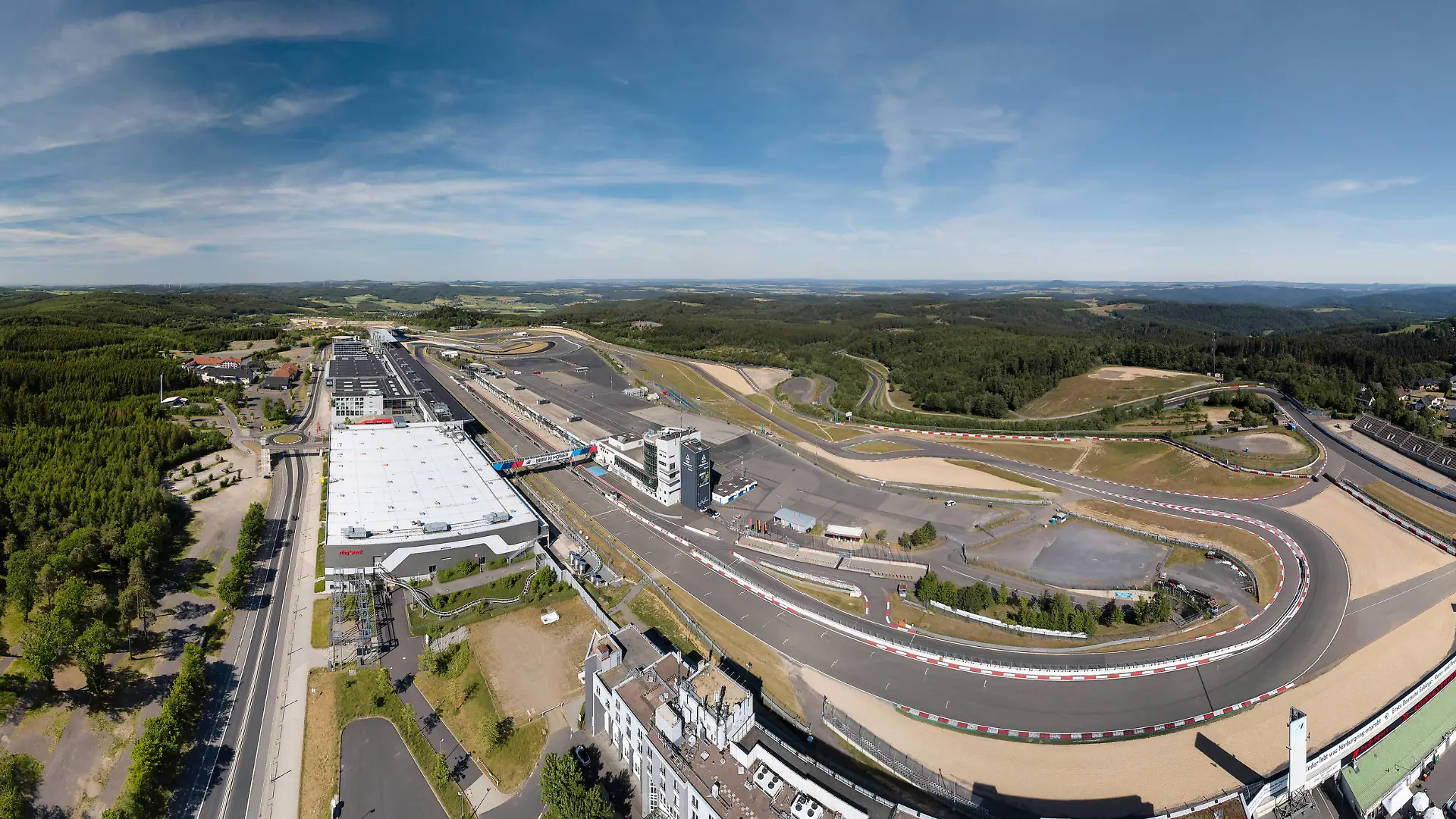 Luftbild-Panorama des Nürburgrings mit der Grand-Prix-Strecke, Teilen der Nordschleife und dem Freizeitpark Nürburgring *** Aerial panorama of the Nürburgring with the Grand Prix track, parts of the Nordschleife and the Nürburgring leisure park PANO0003Panorama.JPG