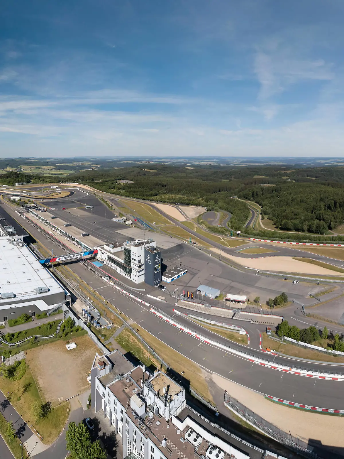  Luftbild-Panorama des Nürburgrings mit der Grand-Prix-Strecke, Teilen der Nordschleife und dem Freizeitpark Nürburgring *** Aerial panorama of the Nürburgring with the Grand Prix track, parts of the Nordschleife and the Nürburgring leisure park PANO0003Panorama.JPG