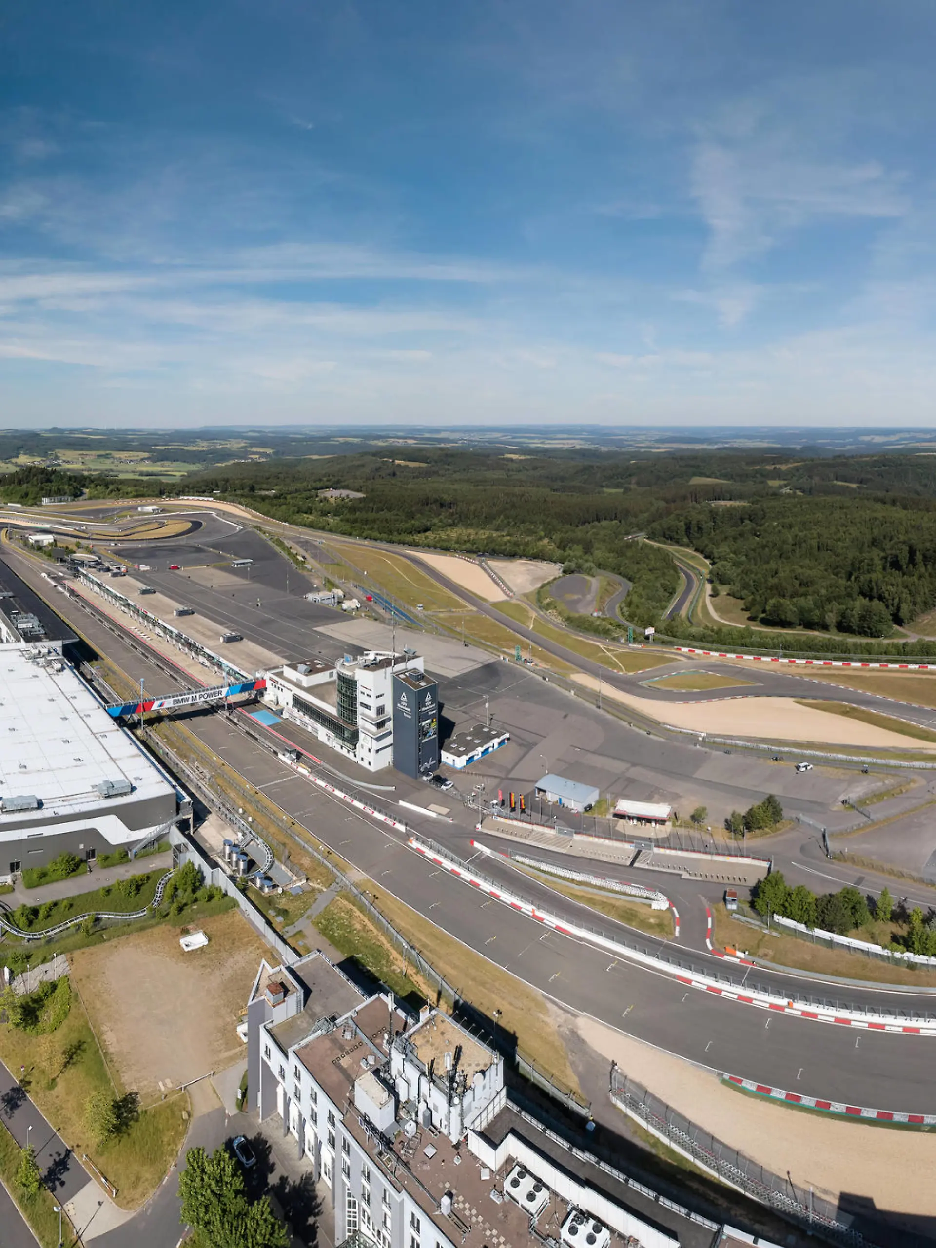  Luftbild-Panorama des Nürburgrings mit der Grand-Prix-Strecke, Teilen der Nordschleife und dem Freizeitpark Nürburgring *** Aerial panorama of the Nürburgring with the Grand Prix track, parts of the Nordschleife and the Nürburgring leisure park PANO0003Panorama.JPG