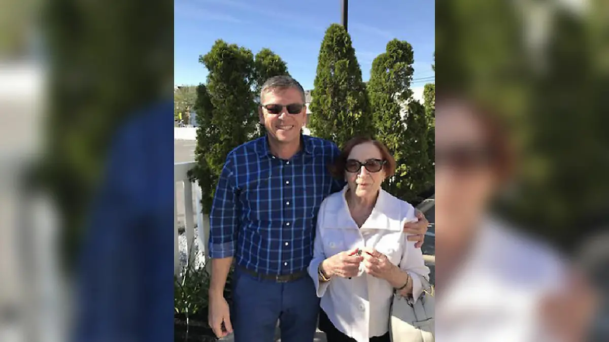 Elizabeth Reichert (r) und Zoo-Vorstand Christopher Landsberg