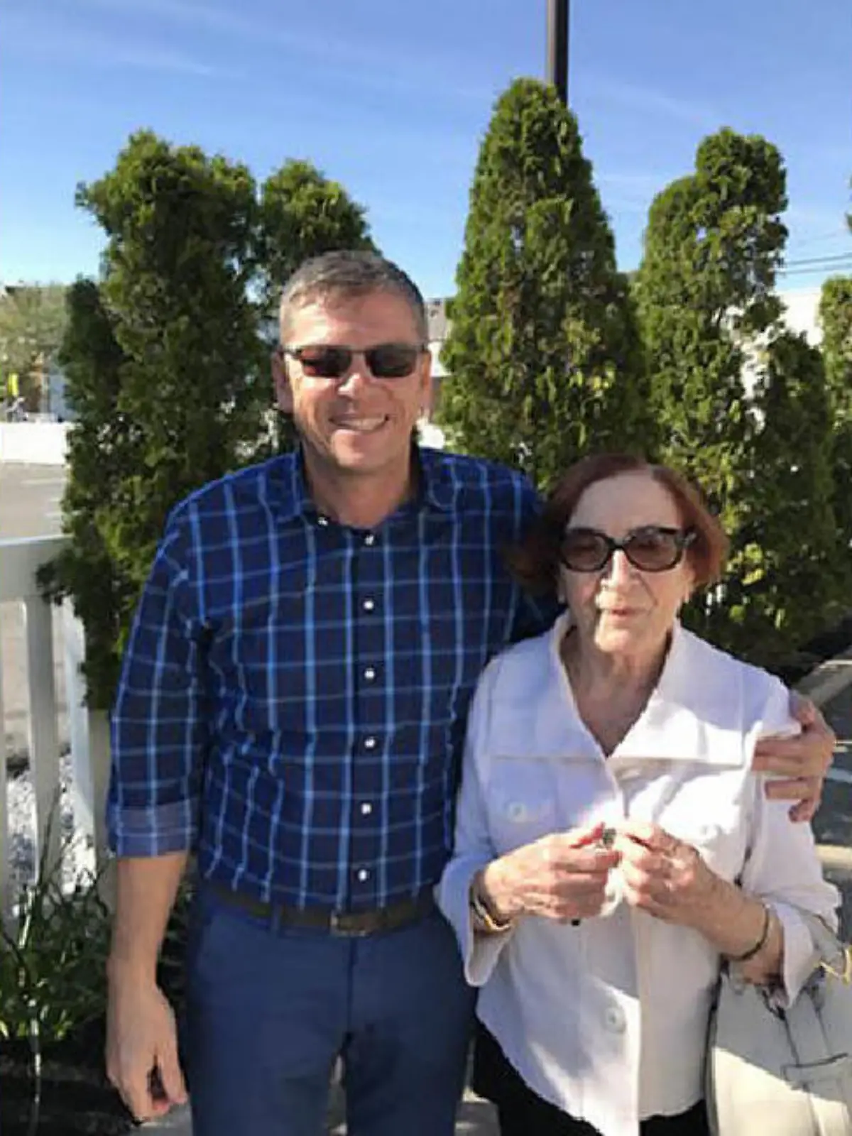 Elizabeth Reichert (r) und Zoo-Vorstand Christopher Landsberg