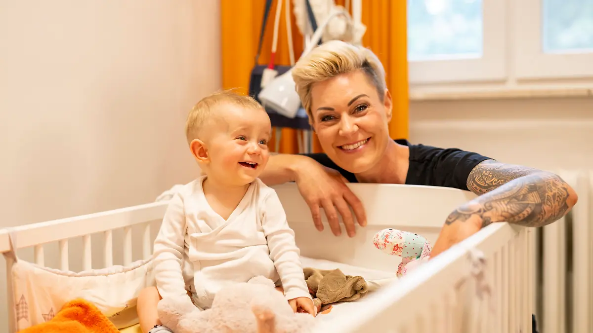 Dr. Carola Holzner (Doc Caro) besucht den Verein „nestwärme” in Trier und lernt dort den kleinen Liam kennen