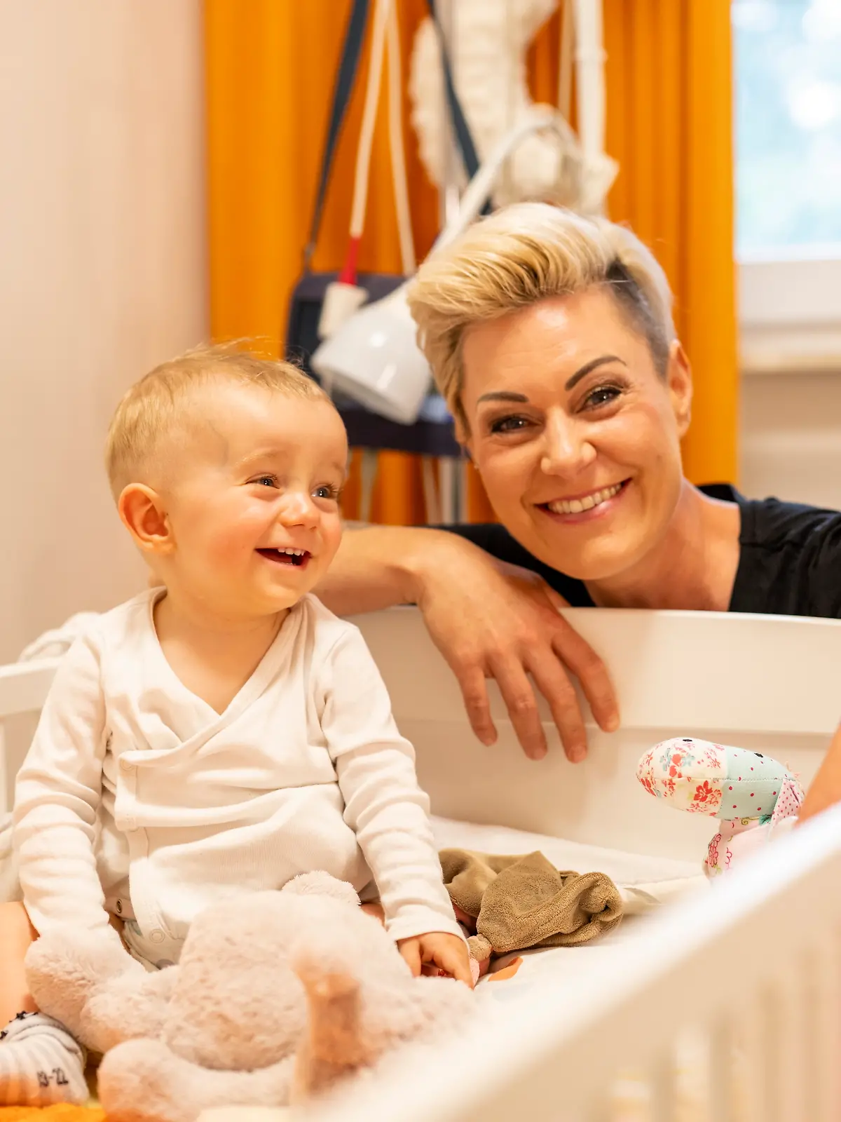 Dr. Carola Holzner (Doc Caro) besucht den Verein „nestwärme” in Trier und lernt dort den kleinen Liam kennen