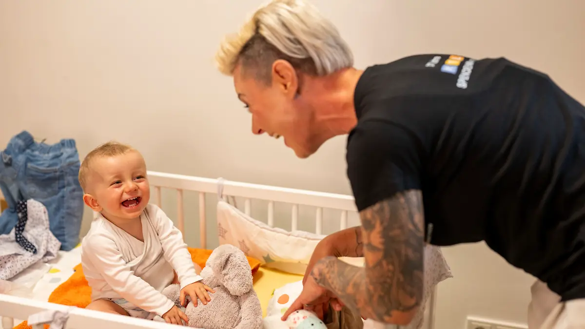 Der kleinen Liam hat Spaß mit Dr. Carola Holzner (Doc Caro)