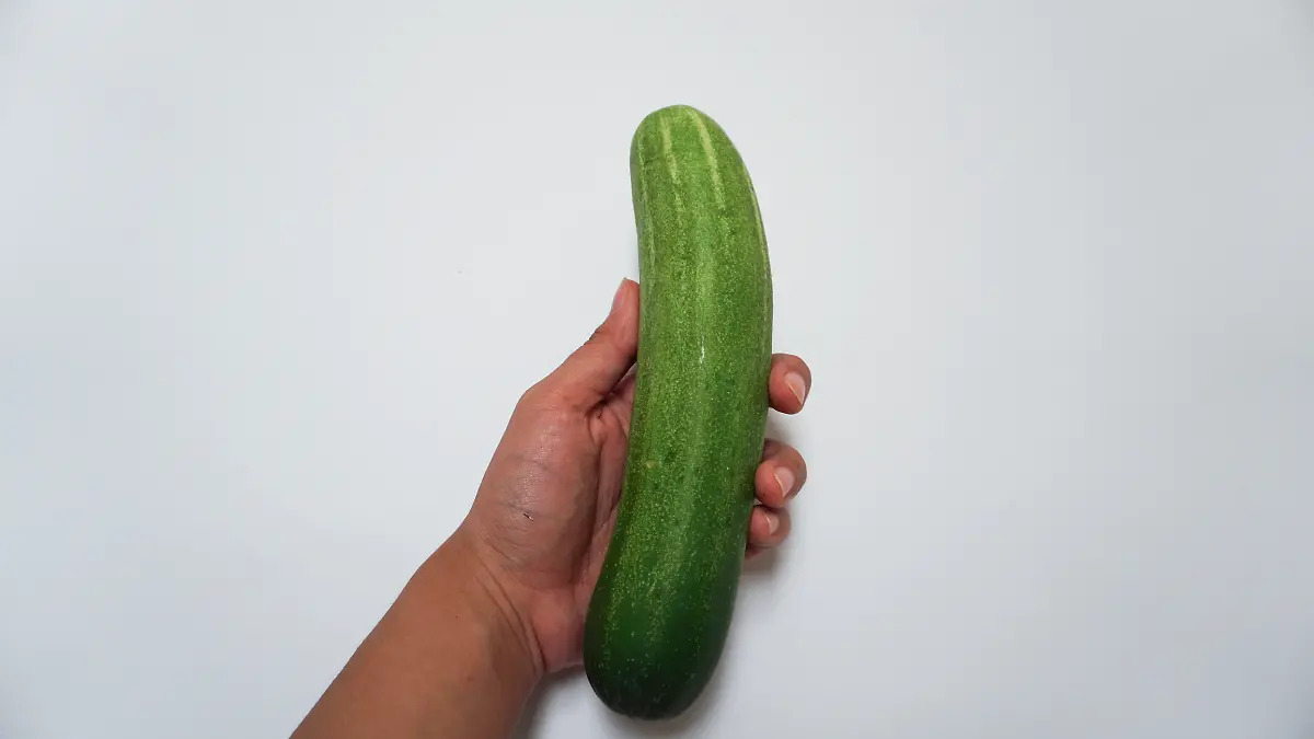 Frauenhand mit Gurke