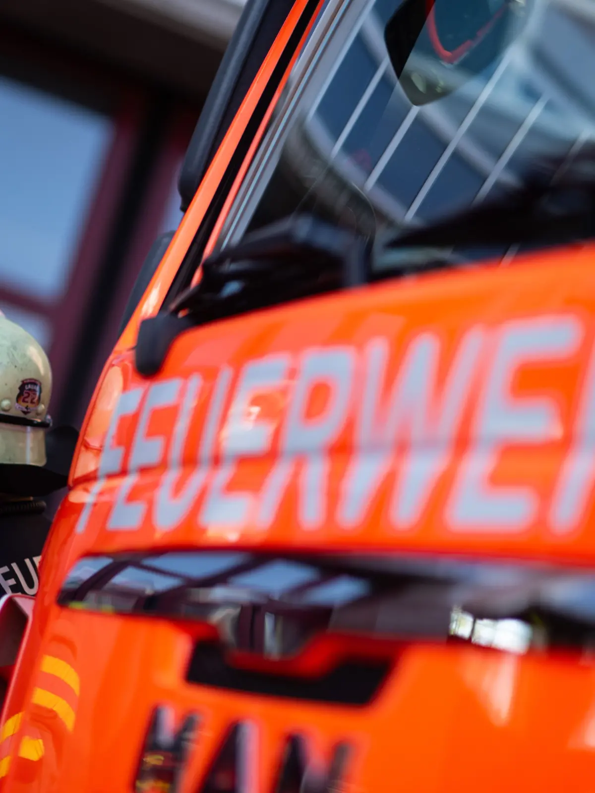 Ein Linienbus ist am Mittwochmorgen (29. Oktober) in Pinneberg-Waldenau von der Straße abgekommen und in einen Graben gekippt. 