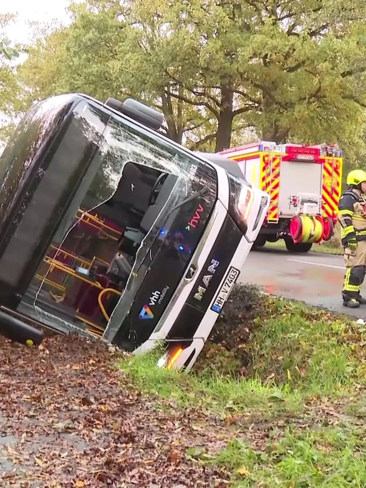 Ein Linienbus ist am Mittwochmorgen (29. Oktober) in Pinneberg-Waldenau von der Straße abgekommen und in einen Graben gekippt.