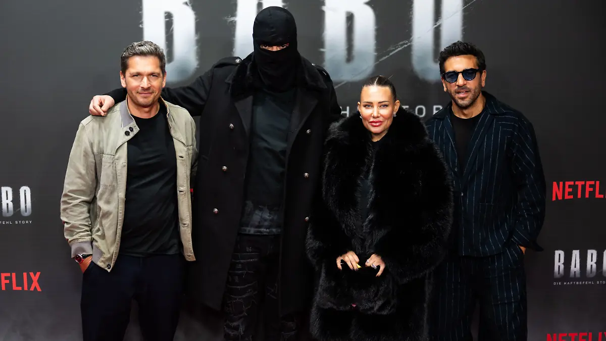 Pacco-Luca Nitsche, Haftbefehl, seine Frau Nina Anhan sowie Elyas M’Barek bei der Premiere der Doku in Berlin