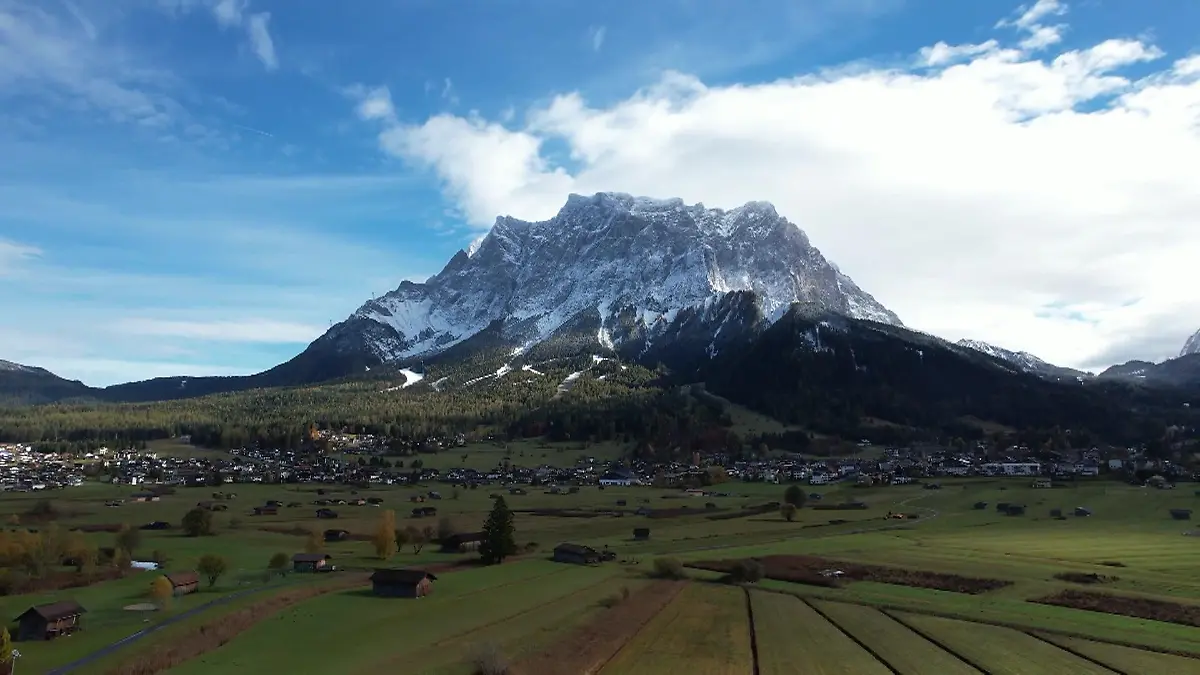 Herbstzauber in der Tiroler Zugspitz Arena Schneebedeckte Berge