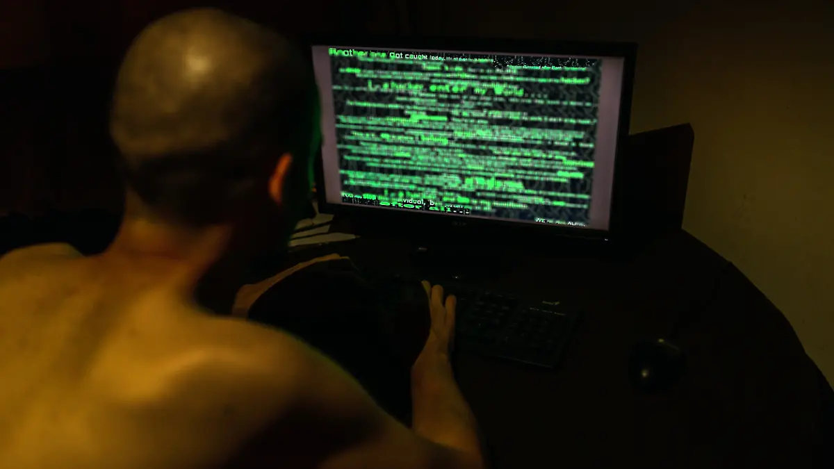 Mann am Computer (Symbolfoto)