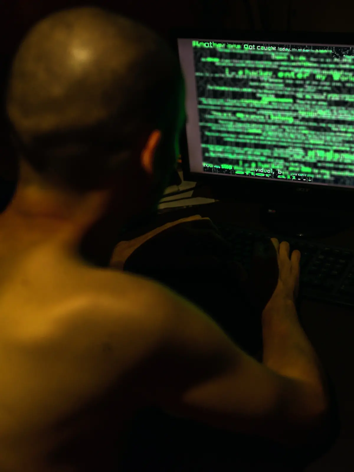 Mann am Computer (Symbolfoto)