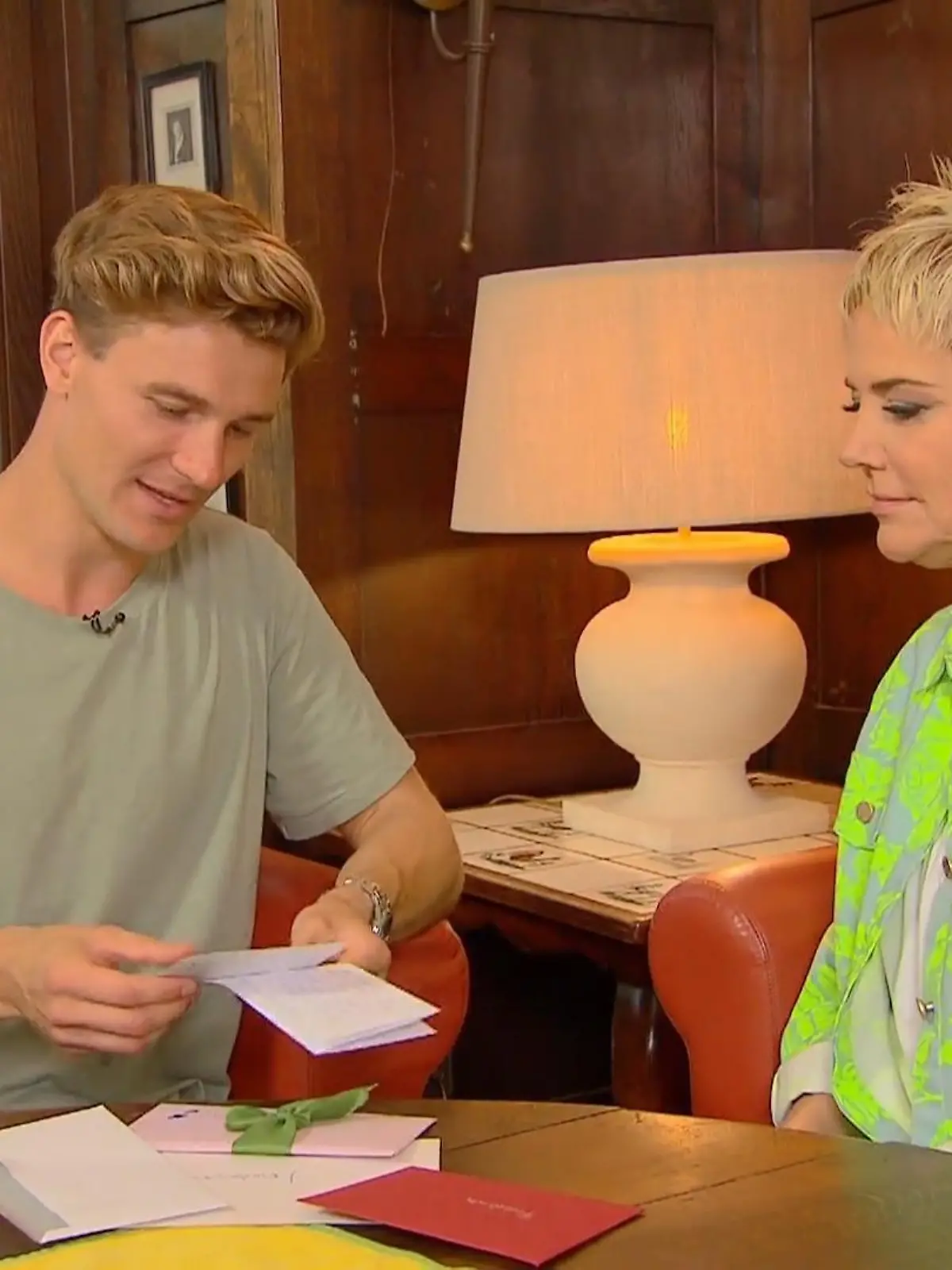 Bild zu: "Friedrich präsentiert Inka seine Favoritinnen"