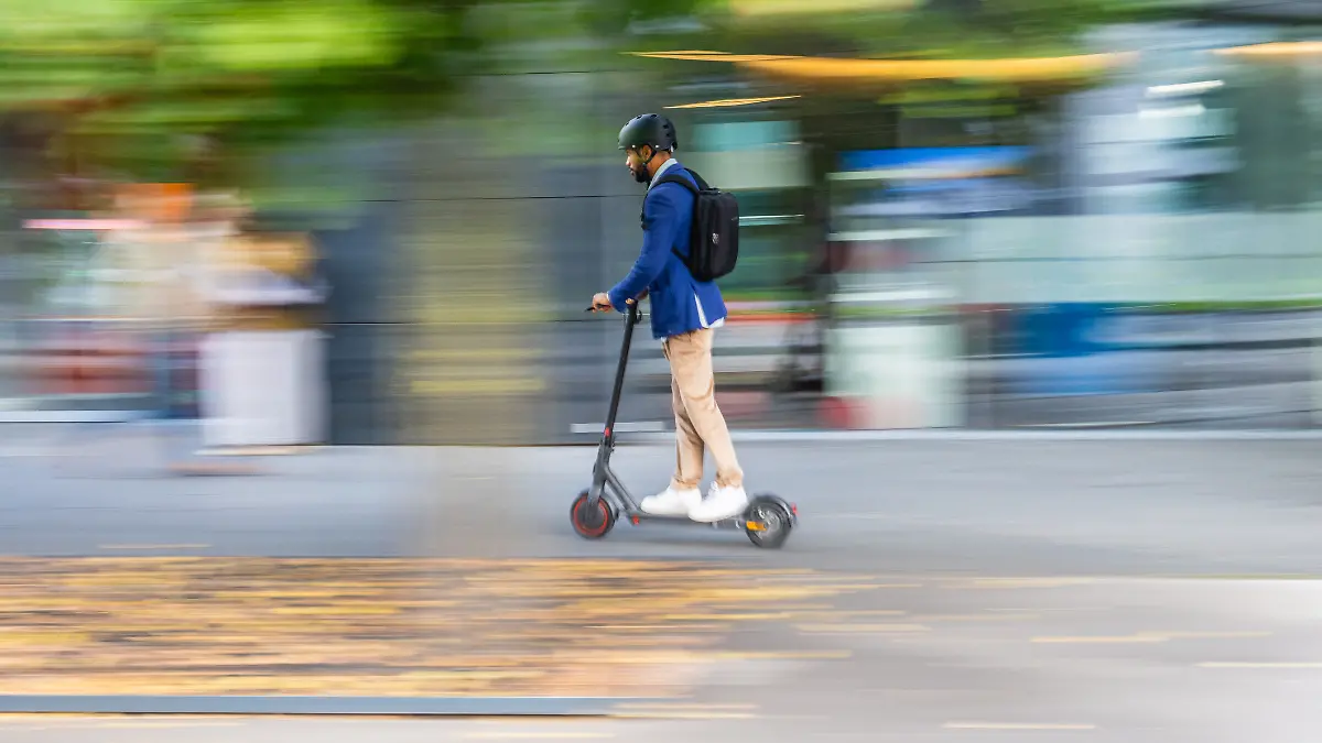 Mann mit E-Scooter (Symbolfoto)