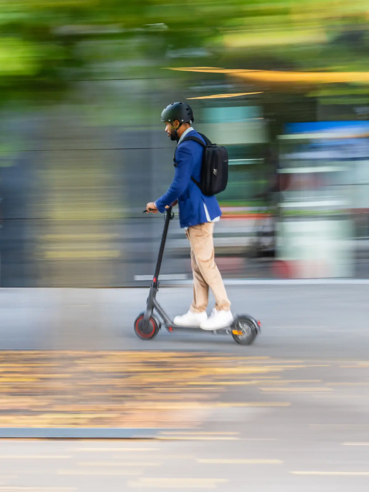 Mann mit E-Scooter (Symbolfoto)