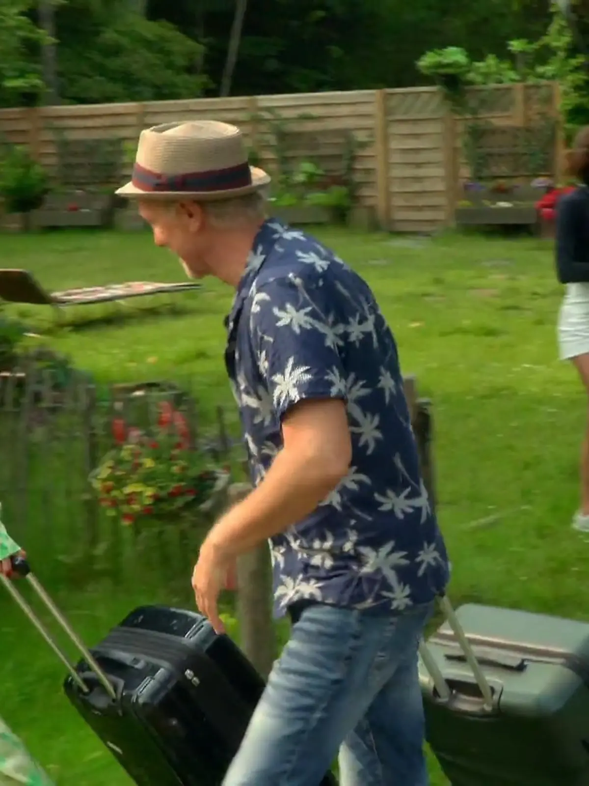 Bild zu: "Jochen und Tina verlassen das Sommerhaus"