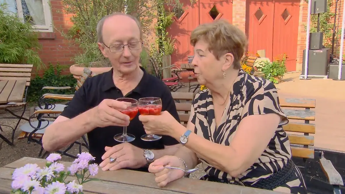 Walter und Katharina stoßen auf ihr Glück an Entscheidung gefallen