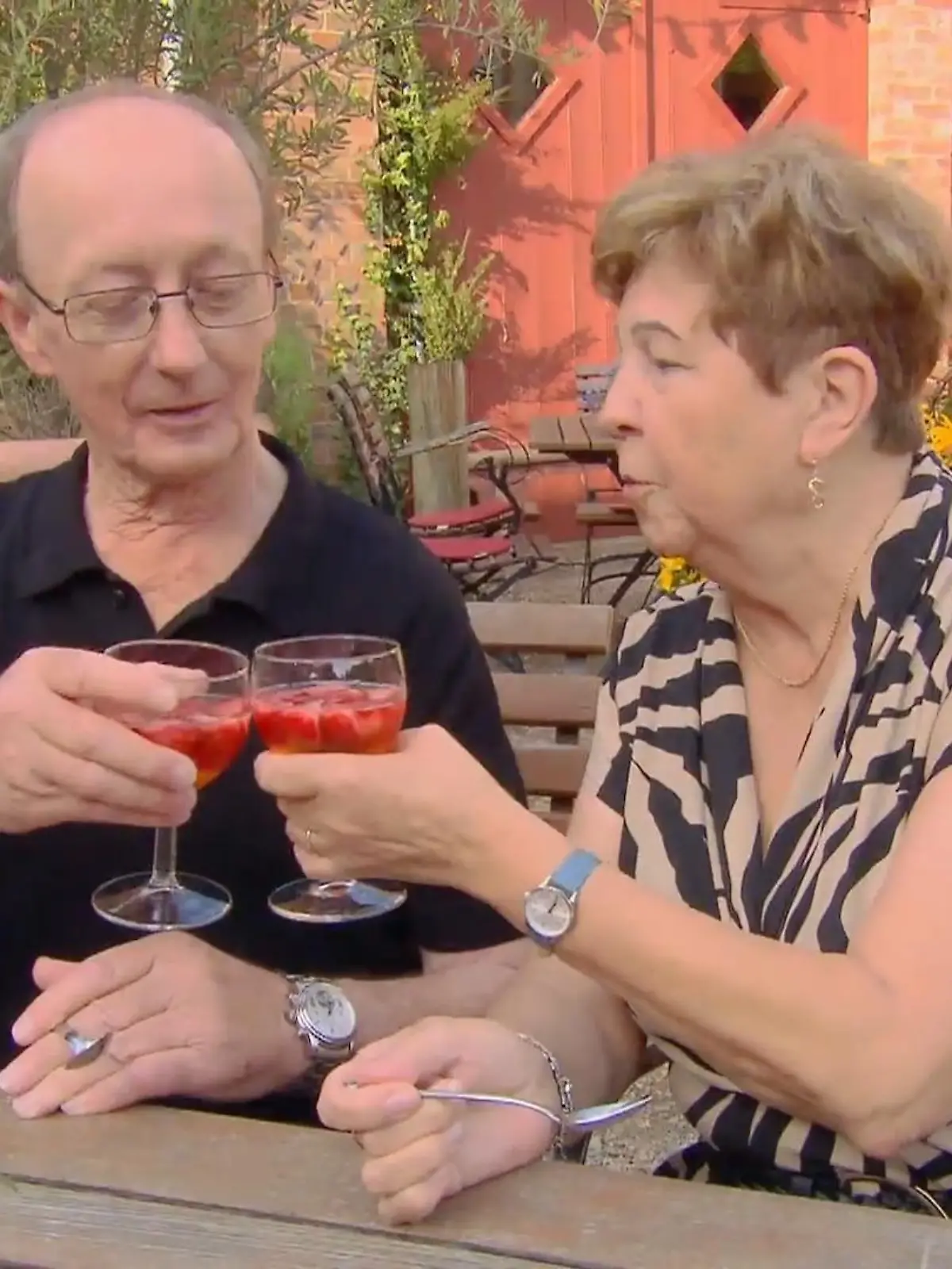 Bild zu: "Walter und Katharina stoßen auf ihr Glück an"