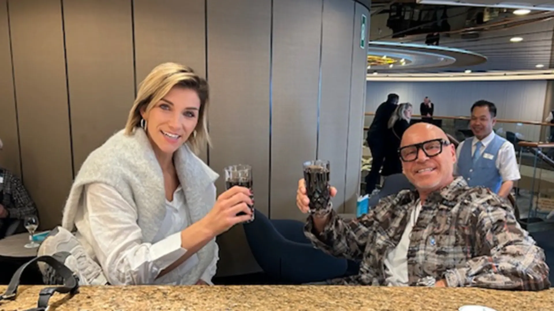 Beste Freunde! Anna-Maria Zimmermann und Olaf Henning beim Interview-Termin mit RTL aus der MS Artania. Beide sangen für die Hilfsorganisation Fly&Help von Reiner Meutsch. 