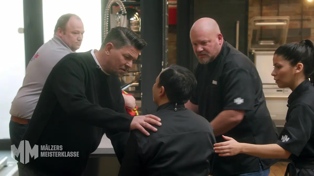 Tim Mälzer kümmert sich um den verletzen Kandidaten Sunil.