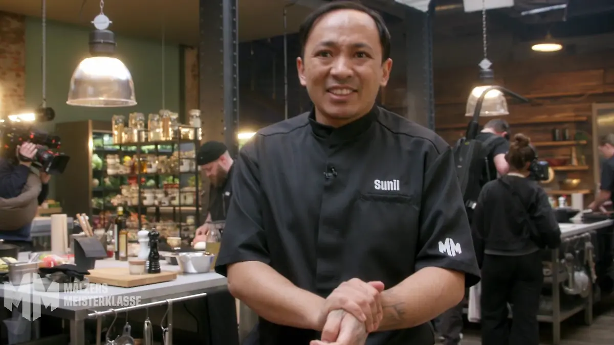 Sunil verletzt sich in der ersten Ausgabe von „Mälzers Meisterklasse” schwer