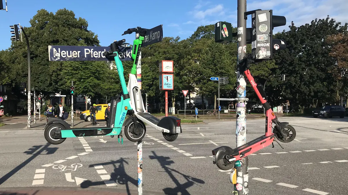 10.08.2023, Hamburg: Drei E-Scooter hängen an Masten im Stadtteil St. Pauli. Foto: Stefan Flomm/dpa +++ dpa-Bildfunk +++
