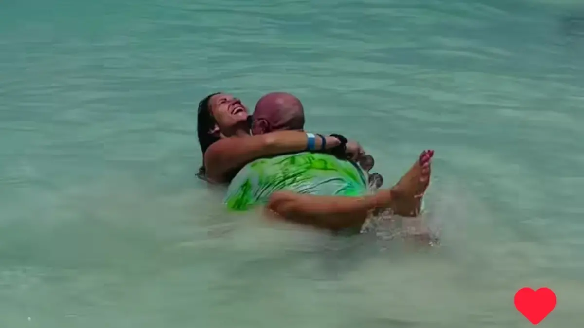 Olaf Henning und Anna-Maria Zimmermann amüsieren sich im Meer. Auch Mickie Krause ist in der Nähe.