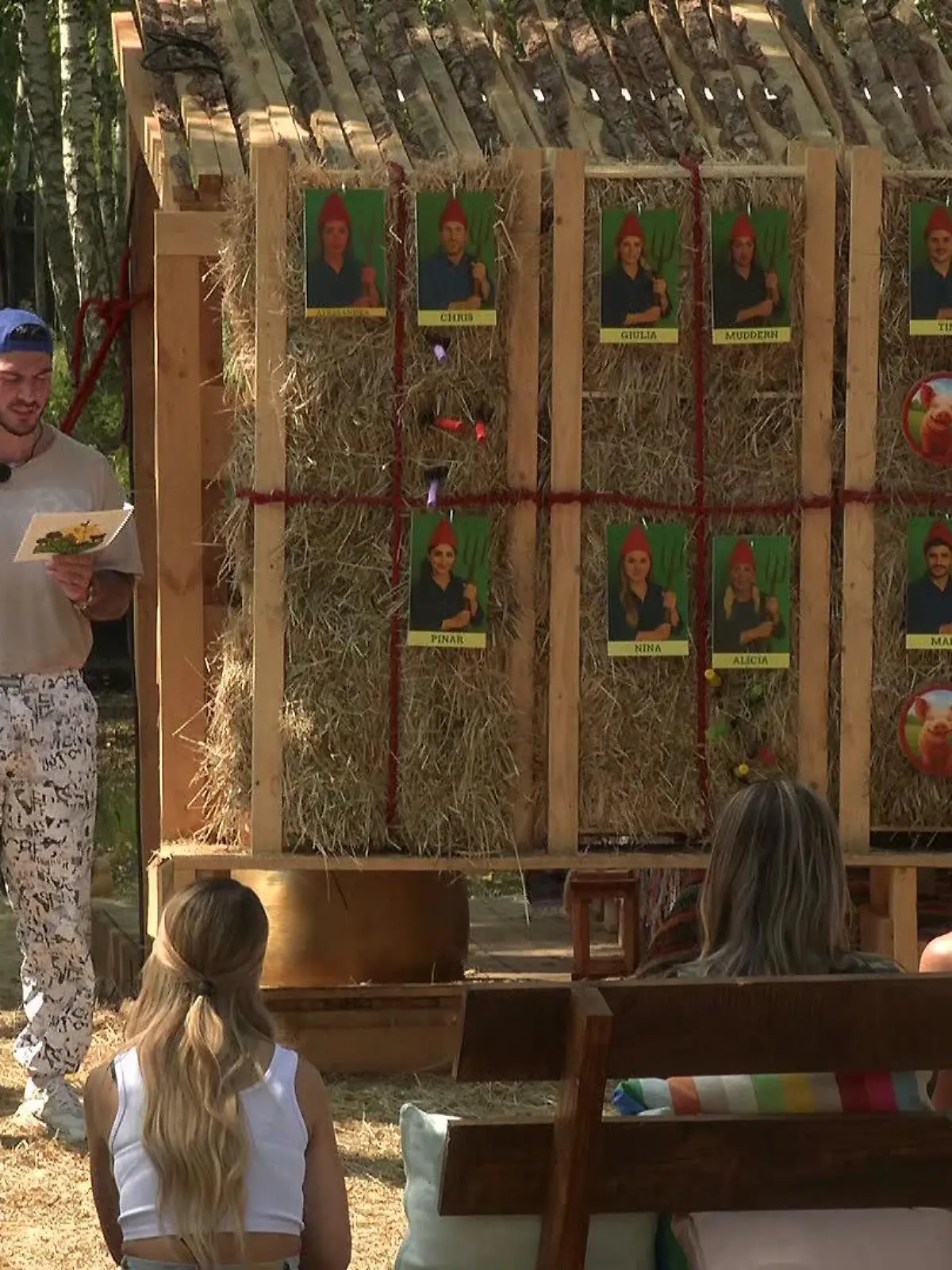 Bild zu: "Gleich zwei Promis werden vom Hof gejagt"