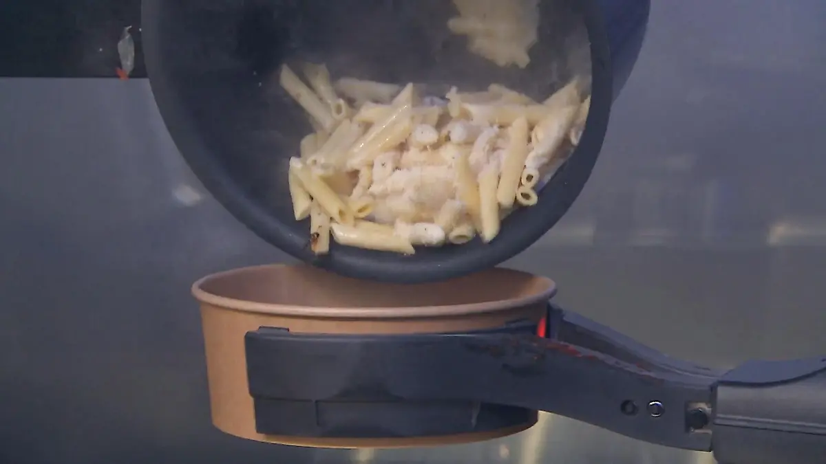 KI-Roboter kocht im Supermarkt Schnell auf die Hand