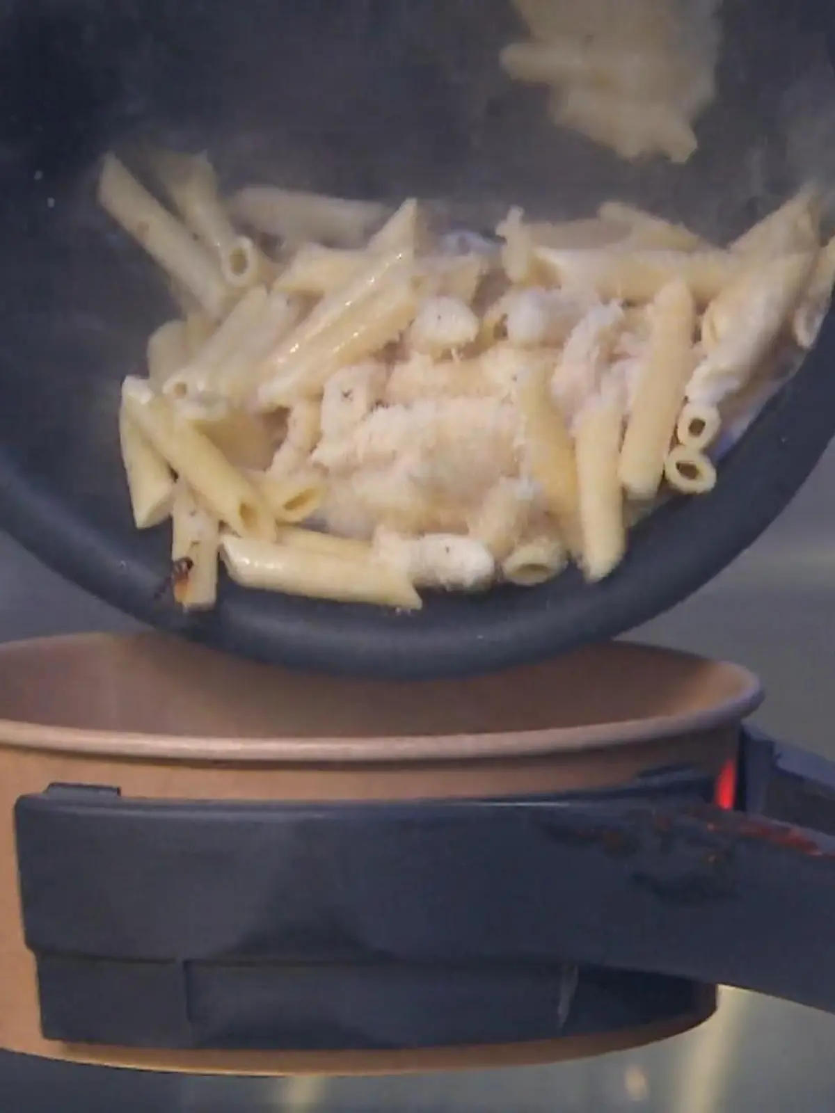 Bild zu: "KI-Roboter kocht im Supermarkt"