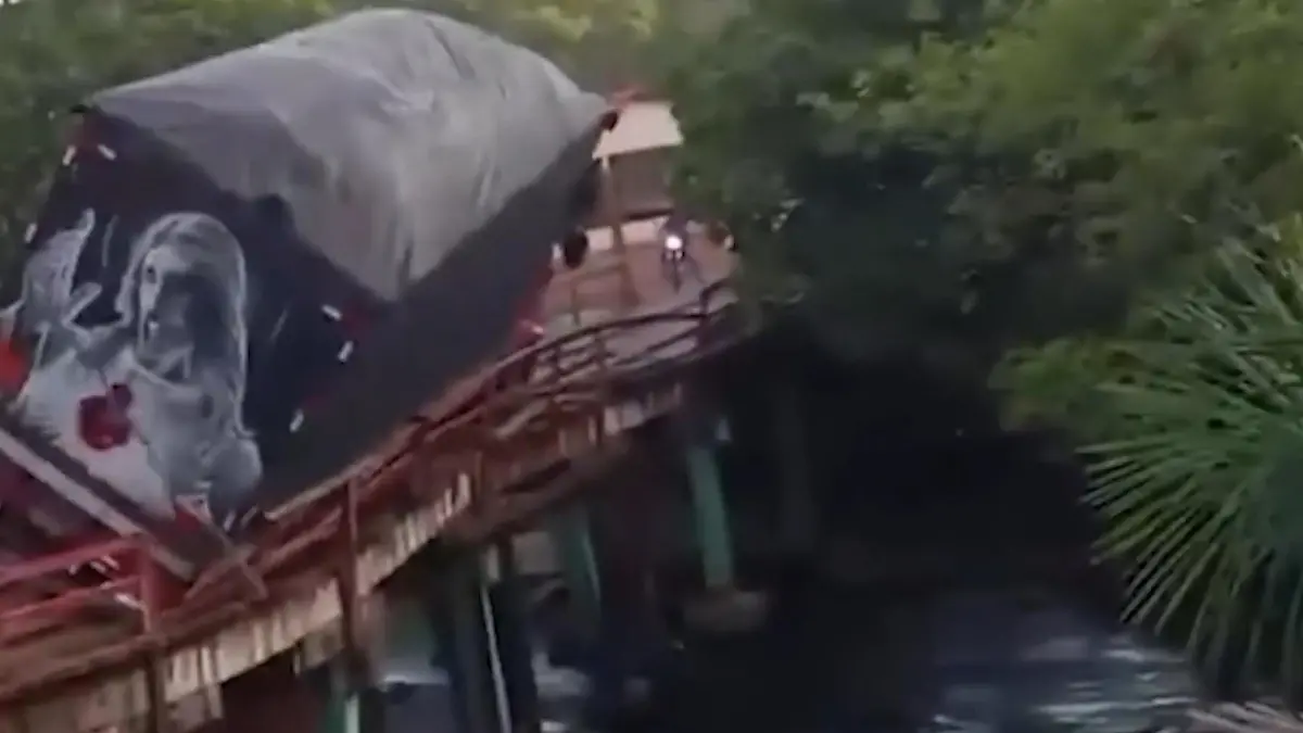 Fahrer noch drin! Plötzlich gibt die Brücke nach – Lkw kracht in die Tiefe Schock-Moment in Brasilien