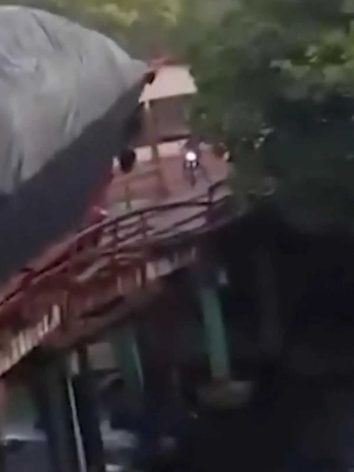 Bild zu: "Fahrer noch drin! Plötzlich gibt die Brücke nach – Lkw kracht in die Tiefe"