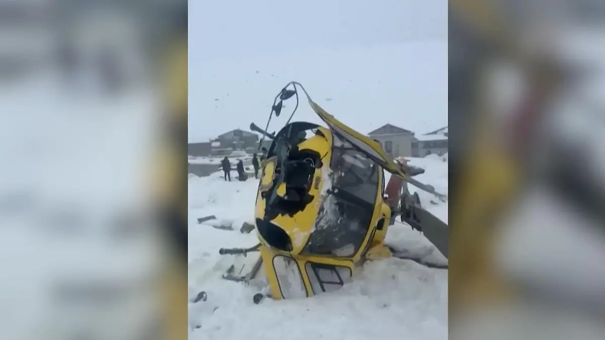 Er sollte Bergsteiger retten! Helikopter verunglückt am Mount Everest Pilot überlebt Unfall