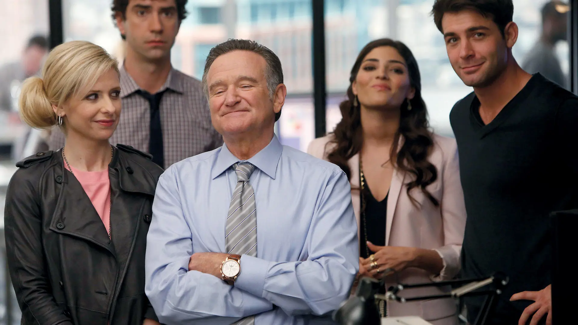 HANDOUT - Sarah Michelle Gellar (l-r) als Sydney Roberts, Hamish Linklater als Andrew Kennedy, Robin Williams als Simon Roberts, Amanda Setton als Lauren Slotsky und James Wolk als Zach Cropper in einer Szene der US-amerikanischen Sitcom "The Crazy Ones" (undatierte Filmszene). Robin Williams, der Oscar-Preisträger, der Außerirdische, Kindermädchen, Lehrer, Soldaten, Präsidenten, Bettler, Ärzte und vieles anderes mehr immer ein bisschen verrückt spielte, ist tot. Der 63-Jährige nahm sich offenbar das Leben. Foto: Cliff Lipson/CBS/20th Century Fox (zu dpa "Der 'lustigste Mensch der Welt' ist gegangen: Robin Williams ist tot" vom 12.08.2014 - ACHTUNG: Honorarfrei - Verwendung nur für redaktionelle Zwecke im Zusammenhang mit der aktuellen Berichterstattung über den Tod des Schauspielers und nur bei Urheber-Nennung Foto: Cliff Lipson/CBS/20th Century Fox. Keine Archivierung) +++(c) dpa - Bildfunk+++