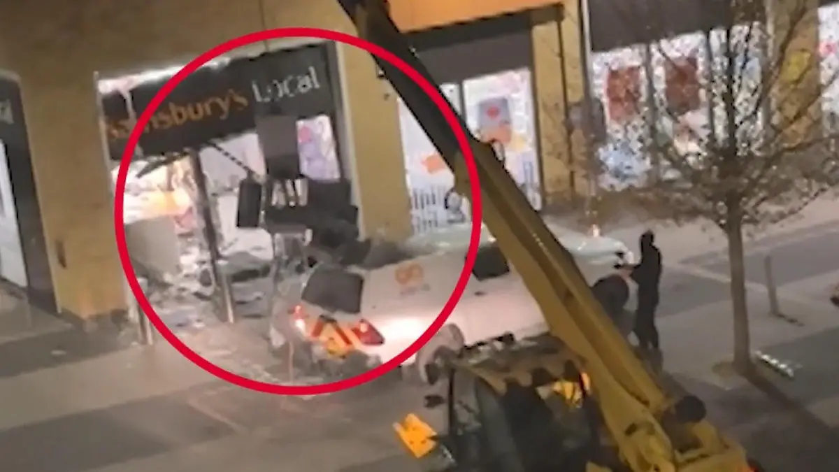 Kurioser Raubüberfall! Dreiste Diebe lassen Geldautomaten aus Supermarkt fliegen „Alles ging so schnell"