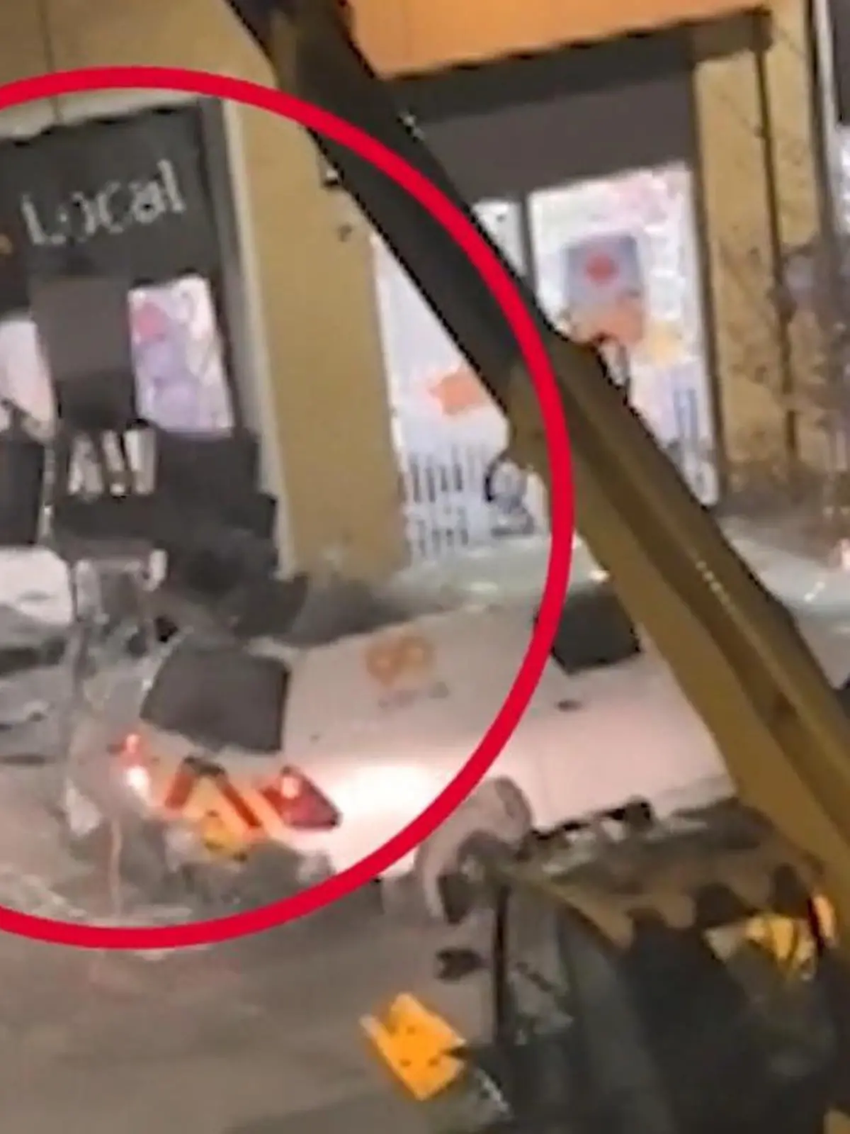 Bild zu: "Kurioser Raubüberfall! Dreiste Diebe lassen Geldautomaten aus Supermarkt fliegen"