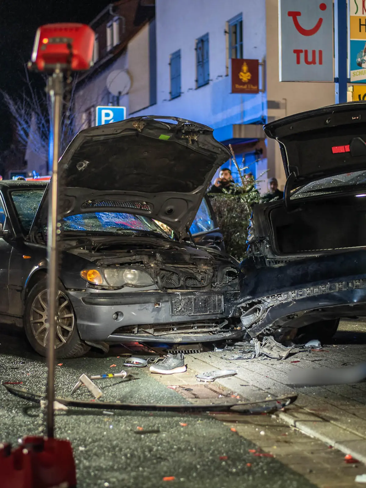 Ein 18 Jahre alter Fahranfänger in einem BMW entdeckt eine Fußgängerin in Taunusstein vermutlich zu spät.