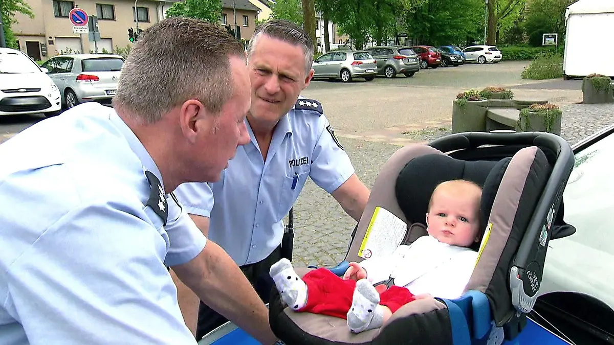 Baby wird auf Streifenwagen zurückgelassen