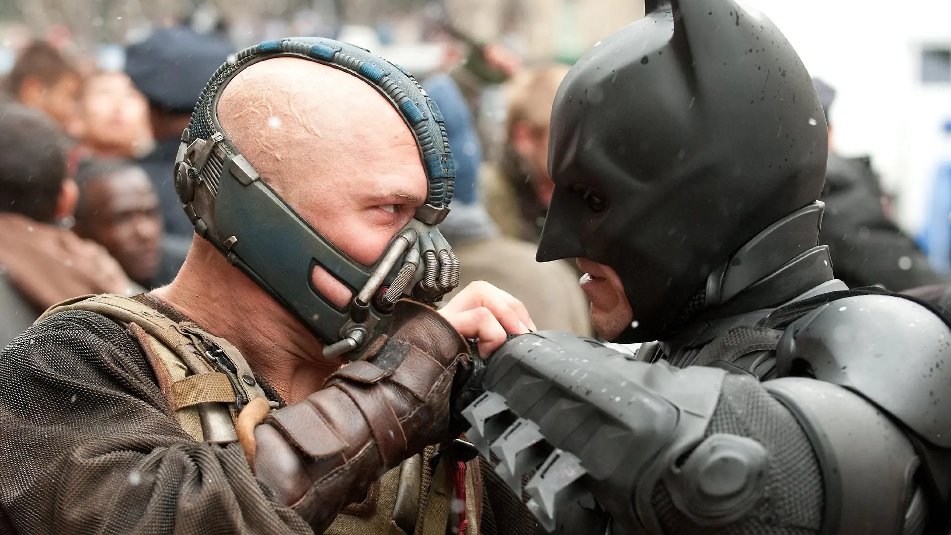 Der Terrorist Bane (Tom Hardy, l.) und der "Dunkle Ritter" Batman (Christian Bale) kämpfen Mann gegen Mann...