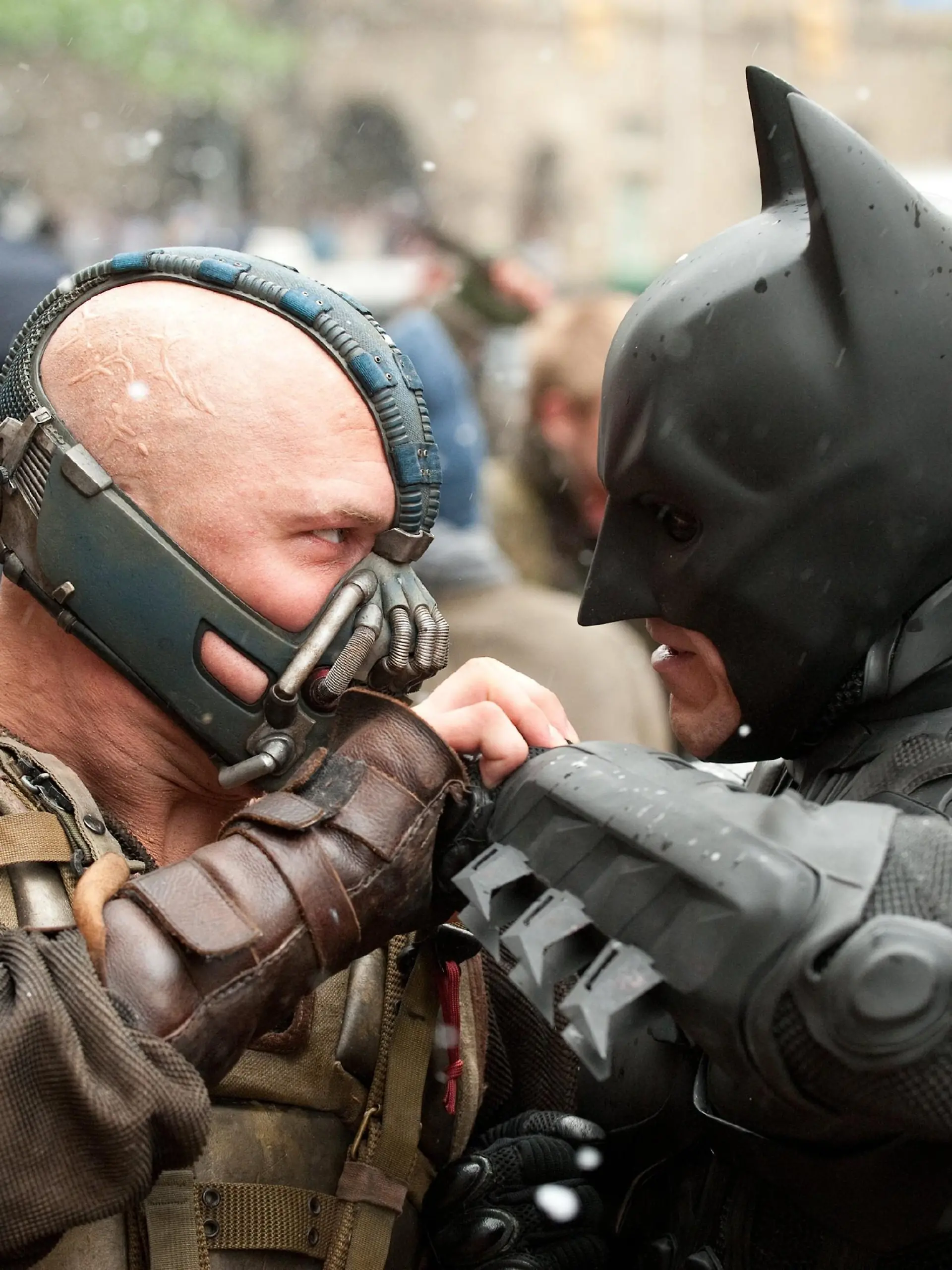 Der Terrorist Bane (Tom Hardy, l.) und der "Dunkle Ritter" Batman (Christian Bale) kämpfen Mann gegen Mann...