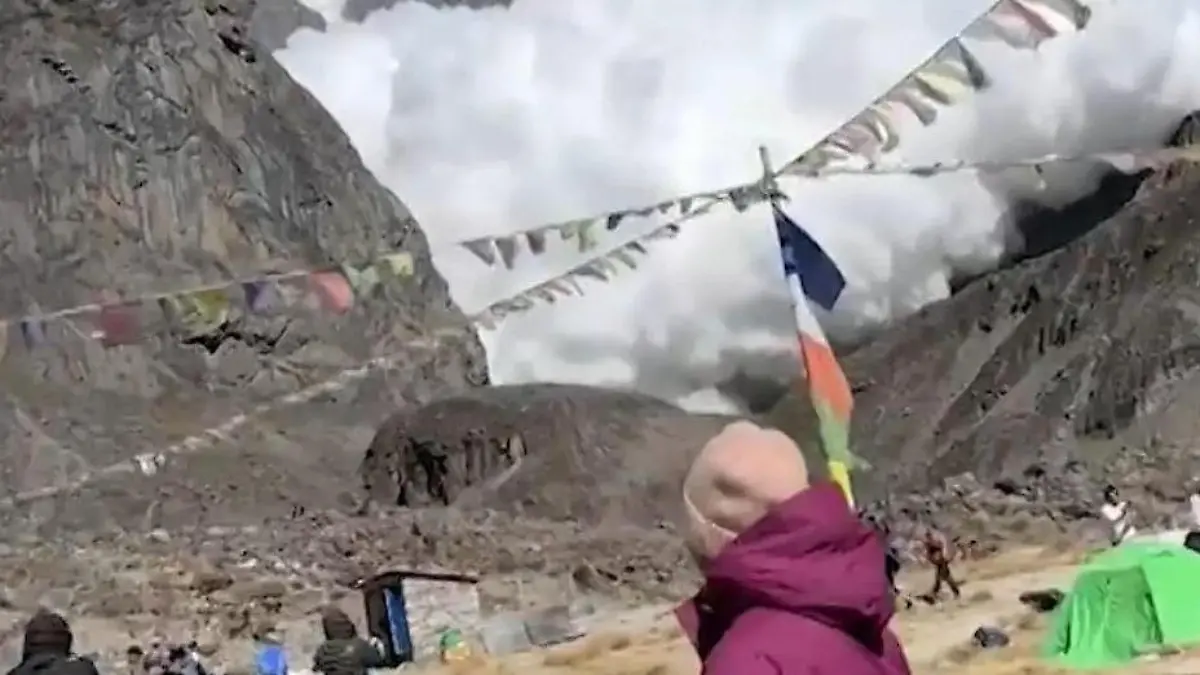Menschen in Panik! Gewaltige Schnee-Lawine verschüttet Zeltlager Mehrere Bergführer werden vermisst