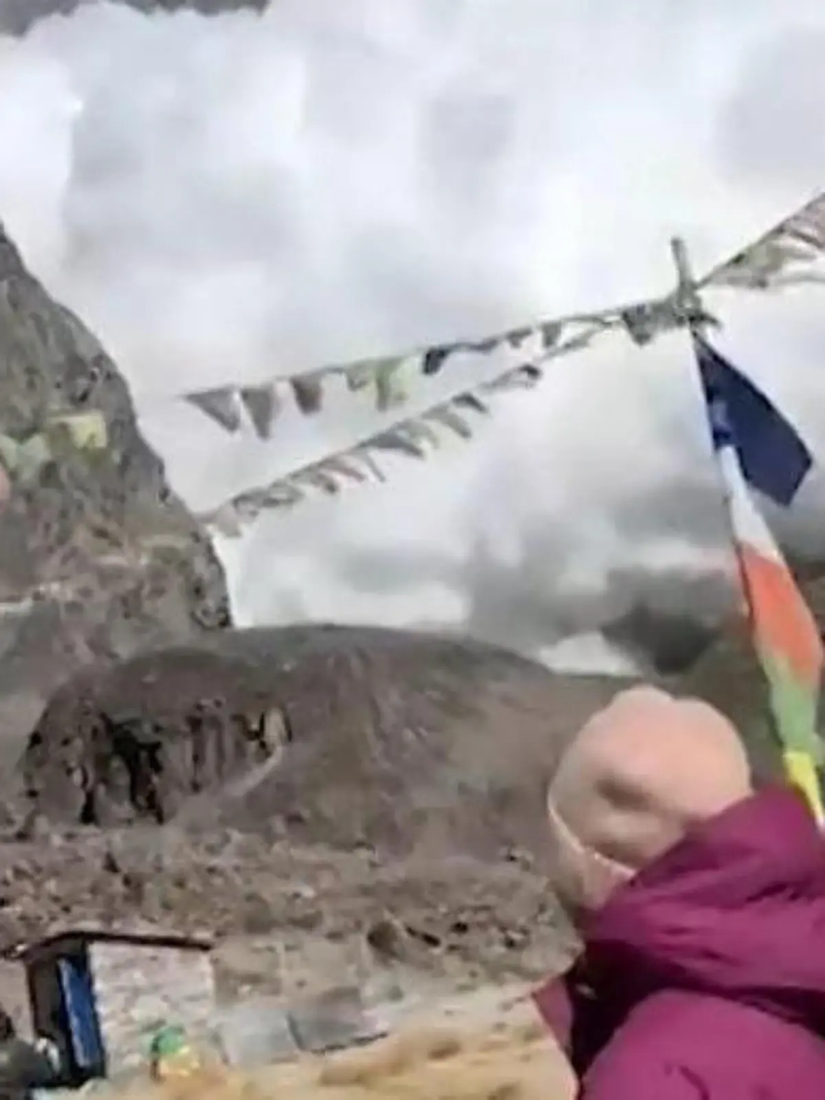 Bild zu: "Menschen in Panik! Gewaltige Schnee-Lawine verschüttet Zeltlager"