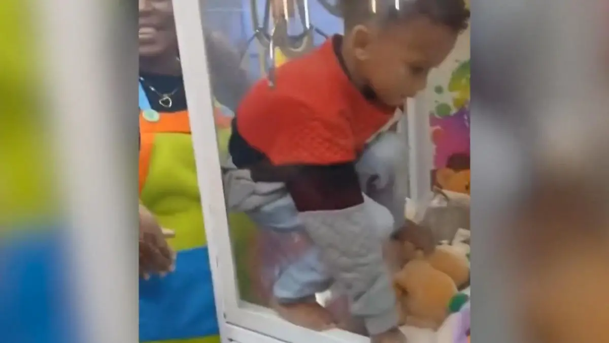 Junge (4) steckt in Kuscheltierautomat fest Großer Schreck für Heitors Eltern