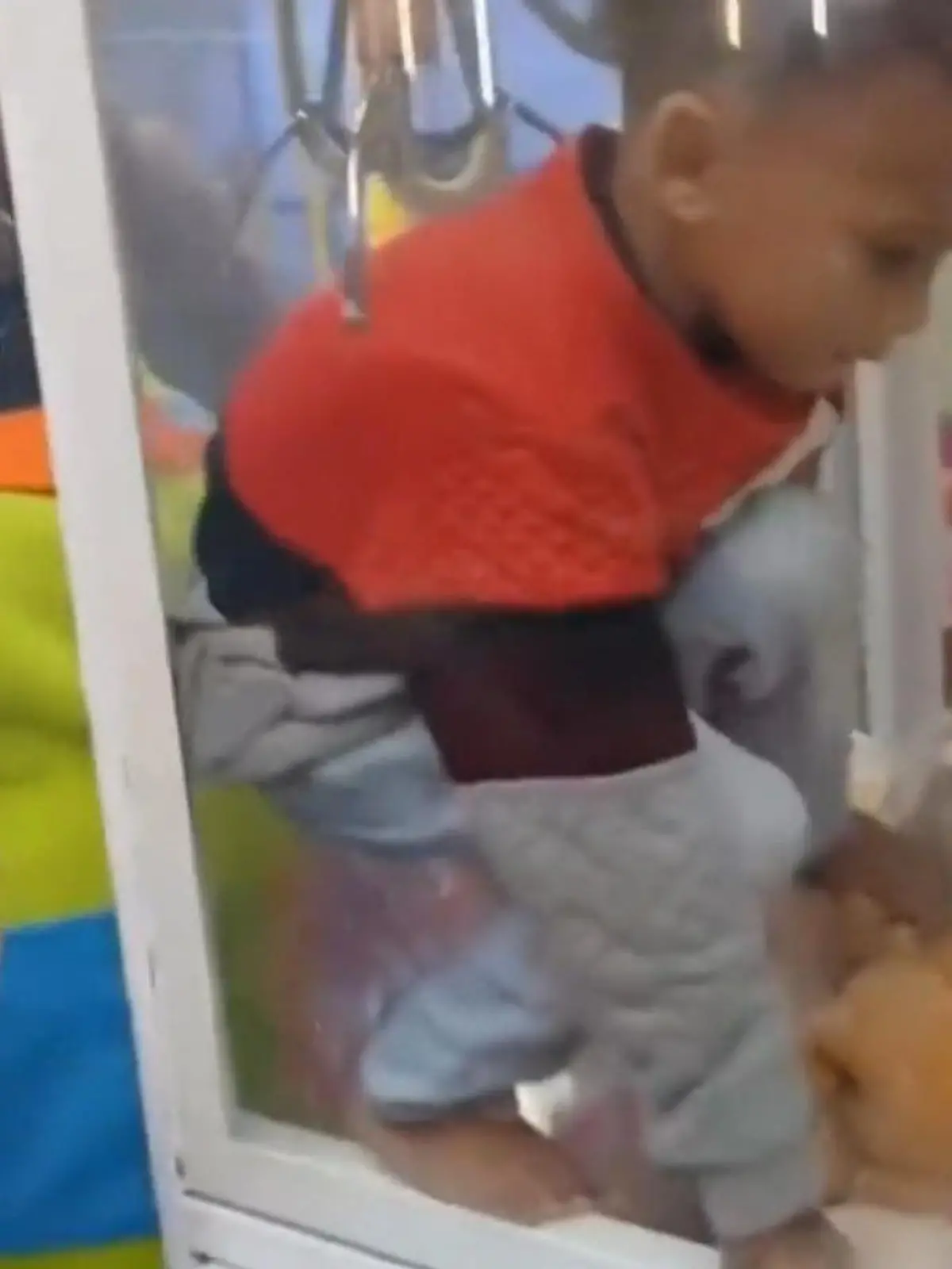 Bild zu: "Junge (4) steckt in Kuscheltierautomat fest"