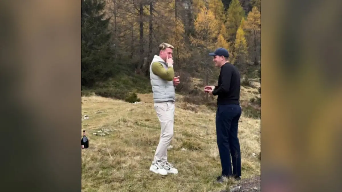 Pferdepfleger Lars Ligus (links) erhält einen Heiratsantrag von Dressur-Profi Frederic Wandres (rechts).