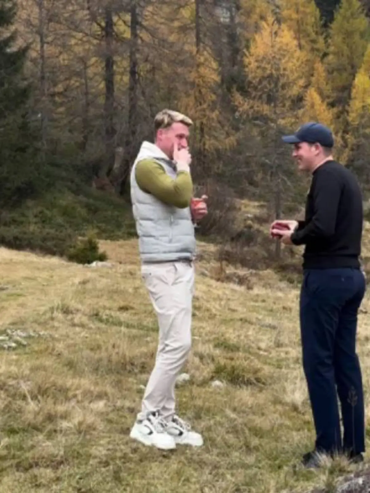 Pferdepfleger Lars Ligus (links) erhält einen Heiratsantrag von Dressur-Profi Frederic Wandres (rechts).