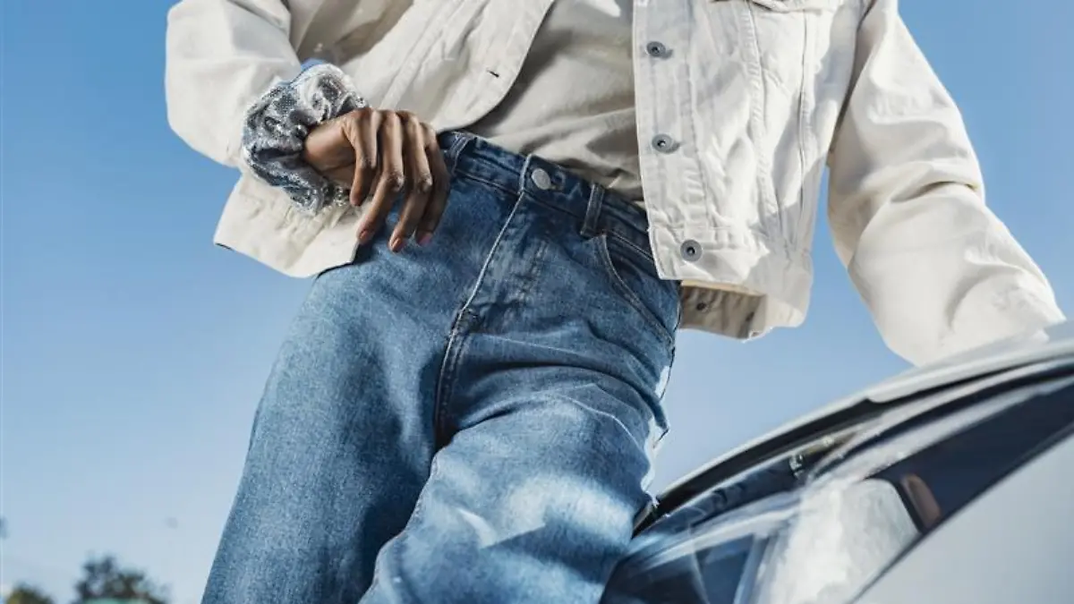 Frau trägt eine Wide-Leg-Jeans.